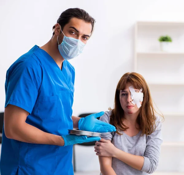 Young Injured Woman Visiting Young Male Doctor — Stock Photo, Image