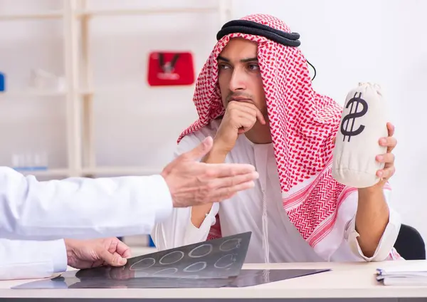Den Unga Manliga Araben Besöker Erfaren Manlig Läkare — Stockfoto