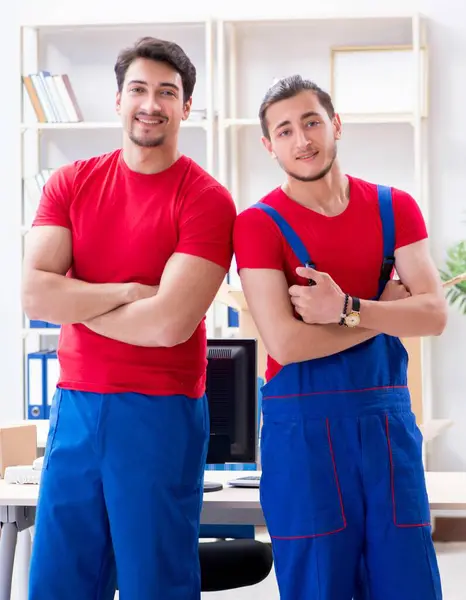 Two Contractor Employees Moving Personal Belongings — Stock Photo, Image