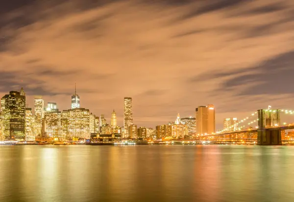 Die Nachtsicht Von Manhattan Und Brooklyn Bridge — Stockfoto