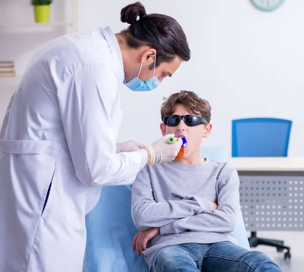 Young Boy Visiting Doctor Hospital — Stock Photo, Image