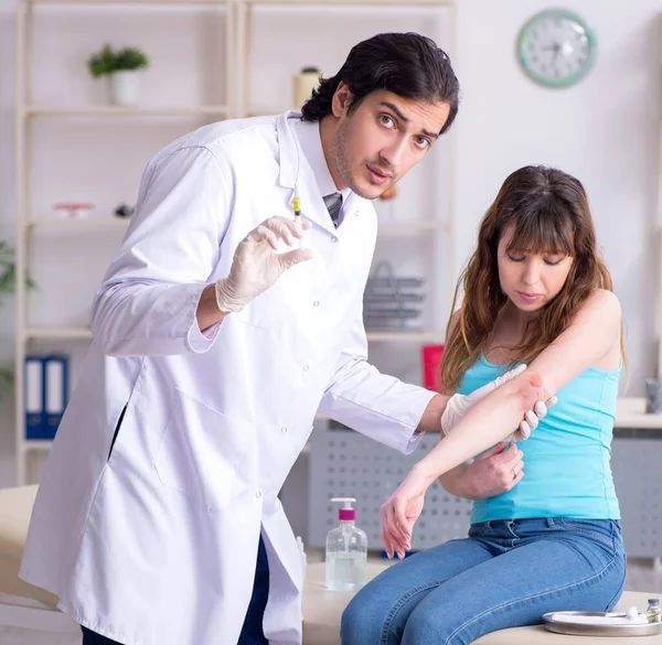 Young Arm Injured Woman Visiting Young Doctor Traumatologist — Stock Photo, Image
