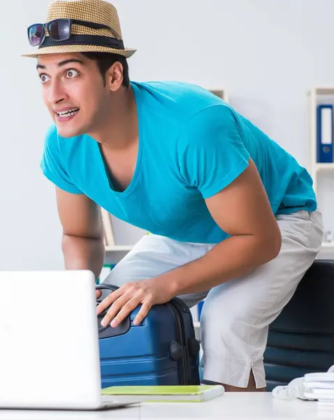Businessman Preparing Vacation Office — Stock Photo, Image
