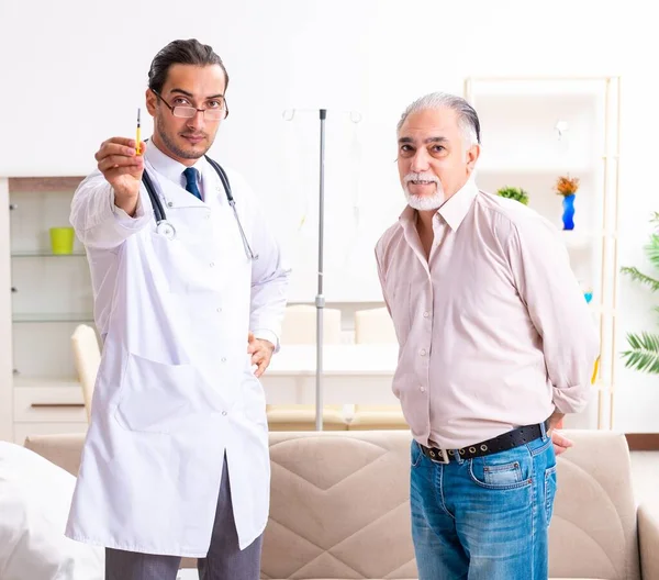 Young Male Doctor Visiting Old Patient Home — Stock Photo, Image