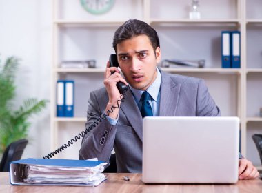 Genç erkek çalışan işinden kovuldu.