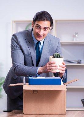 Genç erkek çalışan işinden kovuldu.