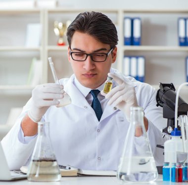 Genç araştırmacı bilim adamı laboratuarda bir su testi kirliliği deneyi yapıyor.