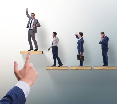 İş adamının kariyer merdiveni konsepti.