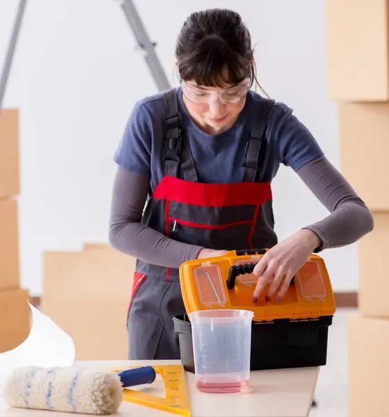 Woman Preparing Wallpaper Work — Stock Photo, Image