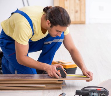 İçeride çalışan genç erkek müteahhit.