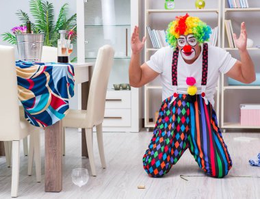 Sarhoş palyaço evde parti veriyor.