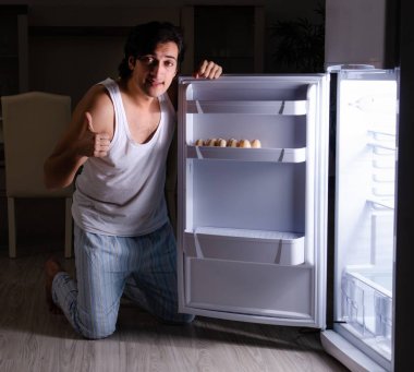 Geceleri buzdolabının yanında diyet yapmayan adam.