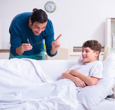 Hasta oğluyla ilgilenen genç baba