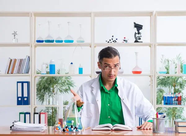 Laboratuvardaki Genç Erkek Kimyacı Öğretmen — Stok fotoğraf