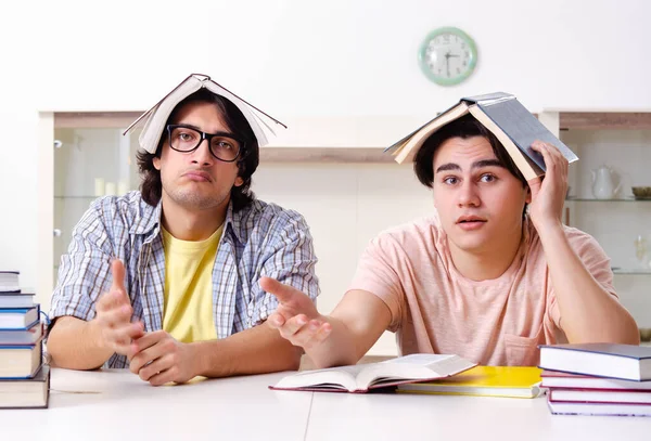 Dwóch Studentów Przygotowujących Się Egzaminów Domu — Zdjęcie stockowe