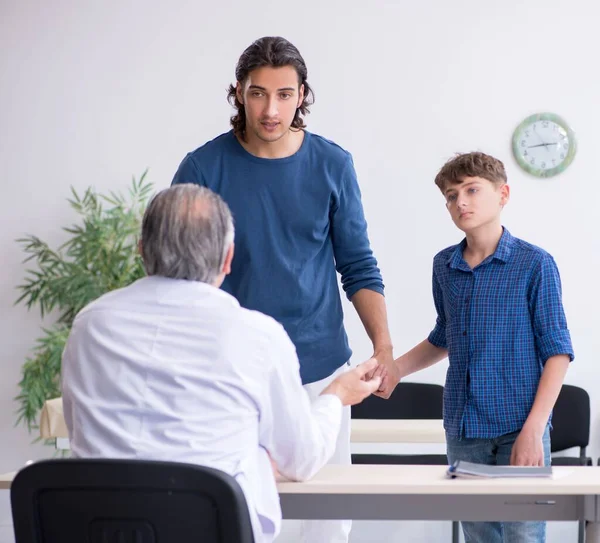 Young Boy Visiting Doctor Hospital — Stock Photo, Image