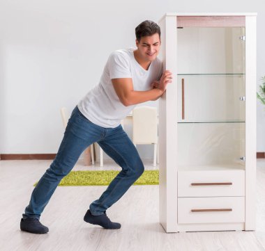 Evdeki mobilyaları taşıyan adam.