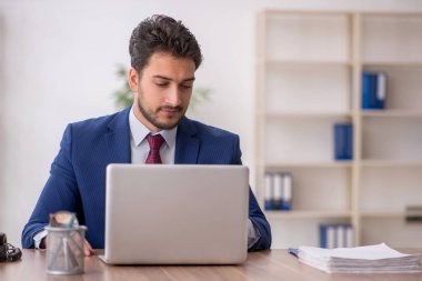 Genç çalışan işyerinde oturuyor.