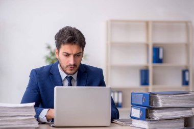 Ofiste çalışan genç bir çalışan.