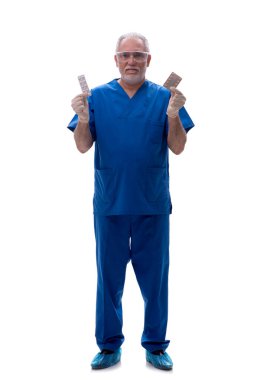 Yaşlı doktor beyaza izole edilmiş haplar önerdi.