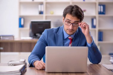 İş yerinde çalışan genç bir işadamı