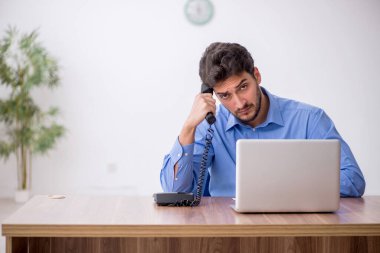 Ofiste çalışan genç bir çalışan.