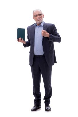 Yaşlı erkek patron beyaz kitaplarla izole edilmiş kitapları tutuyor.