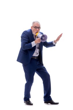 Yaşlı erkek patron megafonu bembeyaz tutuyor.