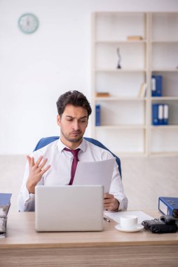 Ofiste çalışan genç bir çalışan.