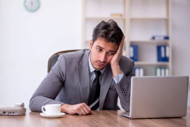 Ofiste çalışan genç bir çalışan.