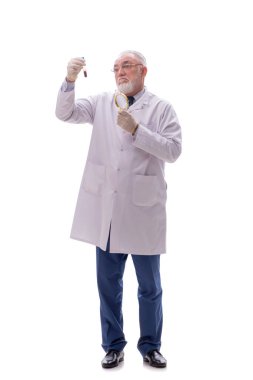 Yaşlı kimyagerin beyazı.