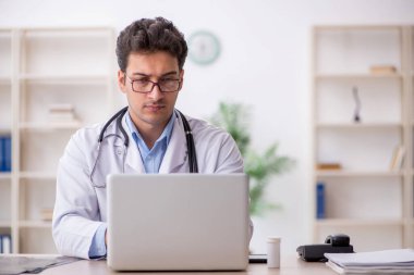 Teletıp konseptinde genç doktor