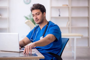 Hastanede çalışan genç doktor radyoloji uzmanı.