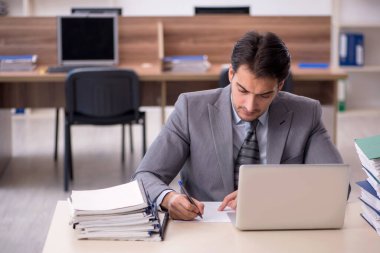 Genç işadamı işyerinde aşırı çalışmaktan memnun değil.