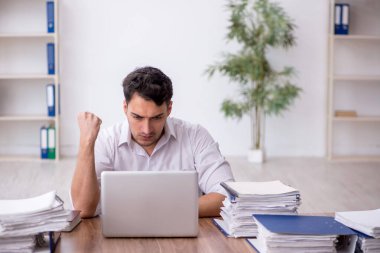 Genç çalışan işyerinde oturuyor.