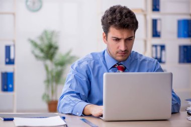 Ofiste çalışan genç bir çalışan.