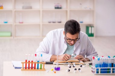 Laboratuvarda çalışan genç bir kimyager.