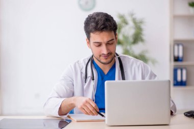 Teletıp konseptinde genç doktor