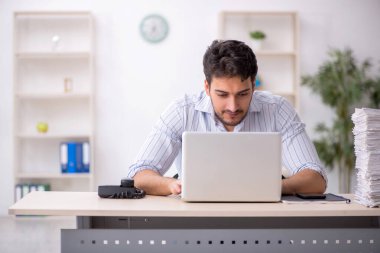 Genç çalışan işyerinde oturuyor.