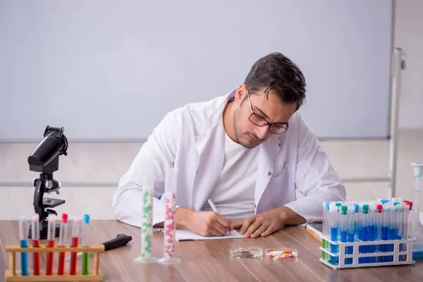 Young Chemist Front White Board — Stockfoto