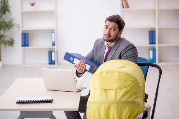 Young Employee Looking Newborn Office — Stock Photo, Image