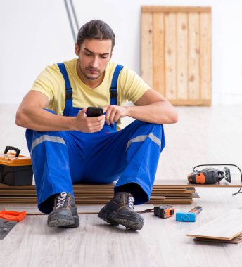 İçeride çalışan genç erkek müteahhit.