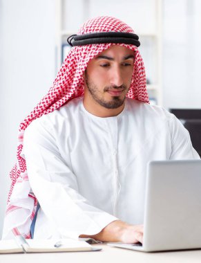 Ofiste çalışan Arap işadamı.