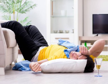 Ev partisinden sonra evi dağıtan adam.