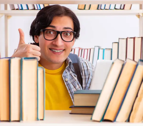 Mannelijke Student Bereidt Zich Voor Examens Bibliotheek — Stockfoto