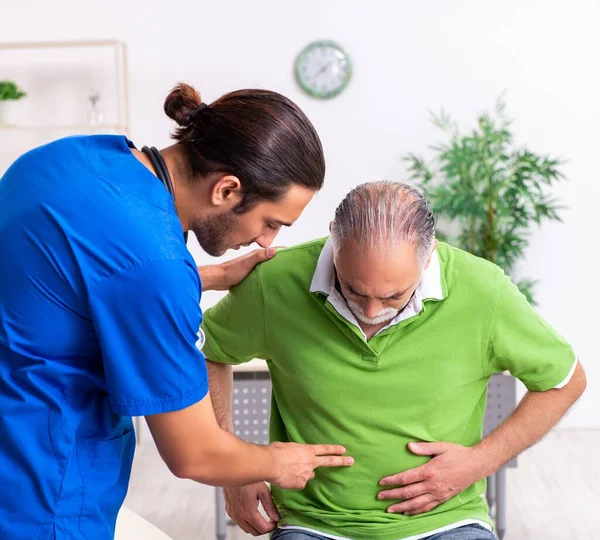 Anciano Visitando Joven Médico Gastroenterólogo —  Fotos de Stock