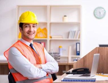 Ofiste çalışan genç erkek mimar.