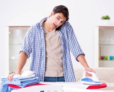 Genç baba yeni doğan bebeğe bakıyor.