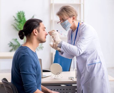 Genç hasta hastanede doktoru ziyaret ediyor.