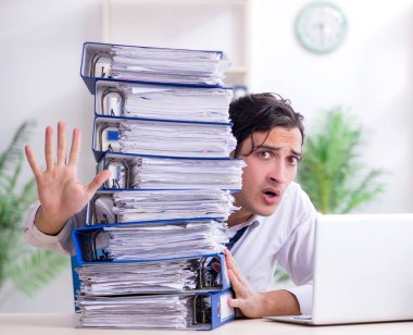 Genç erkek çalışan aşırı işten memnun değil.